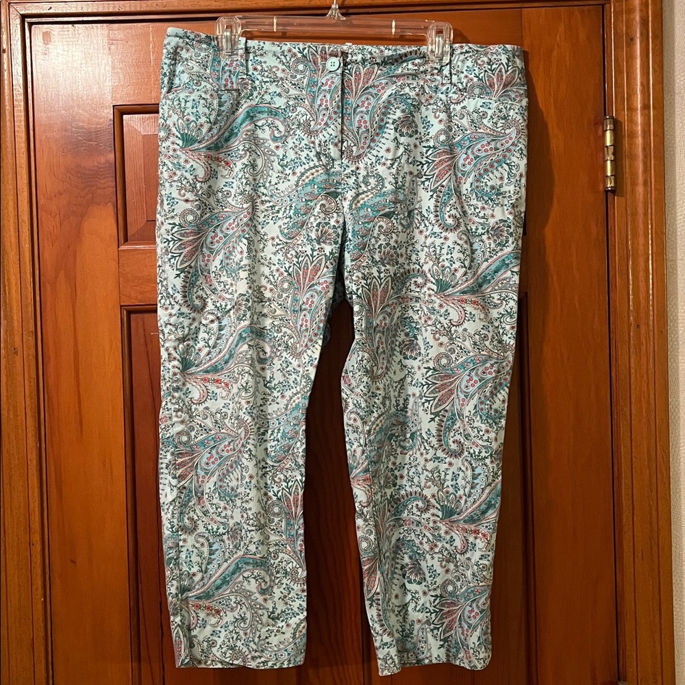Women’s Paisley Print Capris